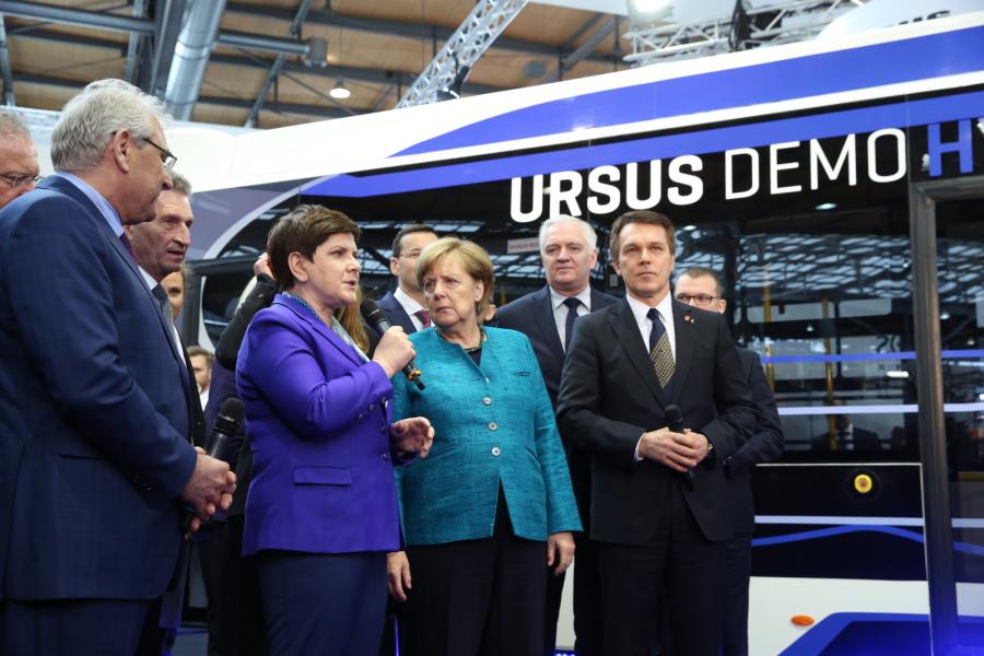 Kanclerz Niemiec Angela Merkel i polska premier Beata Szydło podczas zwiedzania stanowisk na międzynarodowych targach przemysłowych Hannover Messe 2017