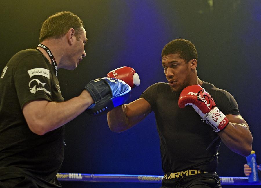 Władimir Kliczko i Anthony Joshua zaprezentowali się na treningu medialnym