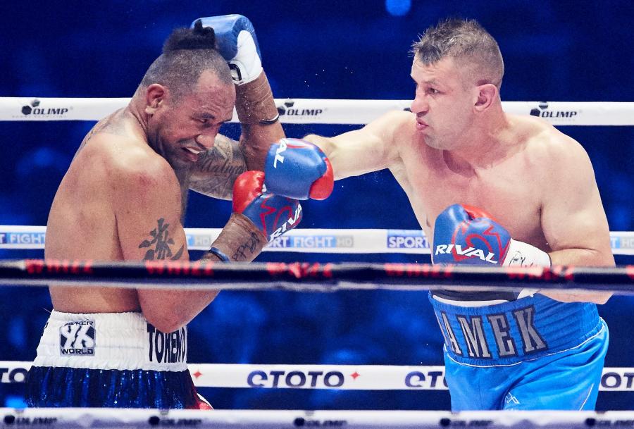 Tomasz Adamek i Solomon Haumono podczas walki wieczoru w trakcie gali bokserskiej Polsat Boxing Night