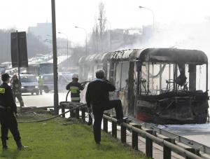 Pełen ludzi warszawski autobus stanął w ogniu