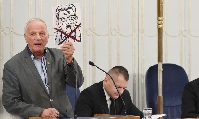 Burzliwe posiedzenie Senatu ws. ustaw o KRS i SN. Rulewski w masce i z rysunkiem Piotrowicza