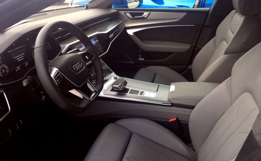 Audi dostarcza przednie fotele w trzech wersjach: fotele standardowe, fotele sportowe i personalizowane fotele konturowe. Topową wersję foteli można regulować i ustawiać elektrycznie, a ich boki i wsparcie odcinka lędźwiowego pracują pneumatycznie