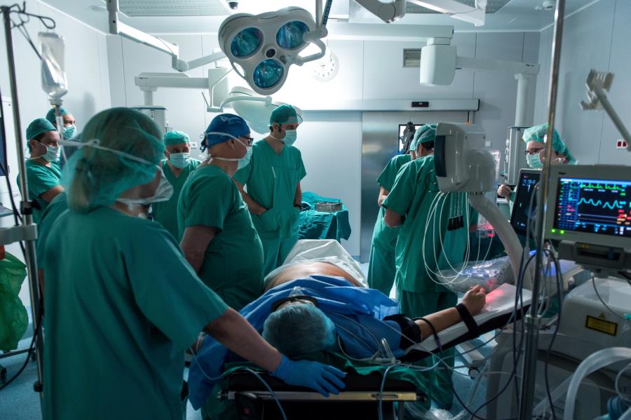 Operacja złośliwego guza wątroby przy użyciu echolasera, przeprowadzona przez polski zespół i włoskiego operatora Giovanniego Giuseppe Di Costanzo