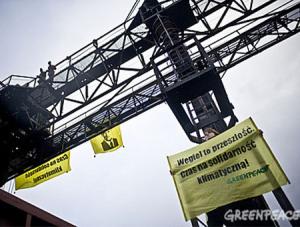 Weszli na suwnicę i apelują do Tuska