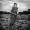 • Fotoreportaż - I miejsce w kategorii LUDZIE
Autor: Adam Pańczuk, Agencja Fotograficzna Visavis.pl
Lubenka, woj. lubelskie. Karczeby – tak zwani są ludzie we wschodniej Polsce, którzy są silnie związani z ziemią. Nazwa wzięła się stąd, że własnymi rękami karczowali lasy, by pozyskać ziemię do uprawy. W gwarze chachłackiej (mieszanina języka polskiego i białoruskiego) „karczeb” to pień z korzeniem tkwiącym głęboko w ziemi po ścięciu drzewa. W czasach stalinowskich Karczeby za swoje przywiązanie do roli płacili nawet życiem.
Styczeń 2009