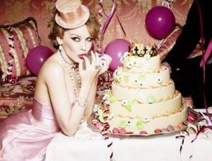 W cukierkowej sesji Kylie Minogue reklamuje biżuterię