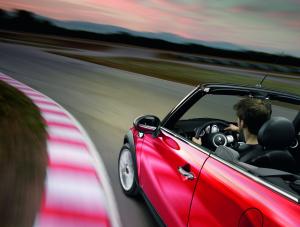 Nowe Mini kabrio JCW - aż głowę urywa…