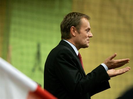 STRZELCE K/KUTNADONALD TUSK ROZPOCZAL KAMPANIE WYBORCZA W REGIONIE LODZKIM OD SPOTKANIA Z ROLNIKAMI WE WSI STRZELCE23/09/2007FOT. MAREK SZYBKA