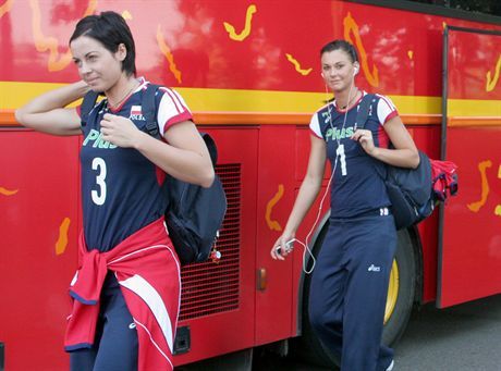 n/z.: Od lewej Eleonora Dziekiewicz i Katarzyna Skowronska . Przyjazd ekipy Polska na hale. Mistrzostwa Europy Kobiet 2007 . Women's Indensit European Championships Volley-Ball 2007 .Hasselt . 2007-09-22 , fot.: Jakub Piasecki / fotocuba@wp.pl