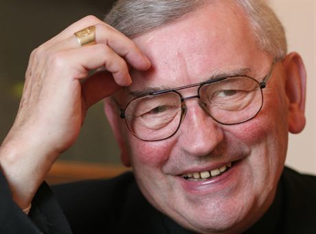 27.10.2004 KRAKOW , BISKUP TADEUSZ PIERONEK , FOT. GRAZYNA MAKARA / AGENCJA GAZETA