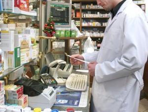 jakub gronowski pilkarz lechi gdansk w czasie pracy w aptecerumia15/12/2005fot dominik zbrozyna