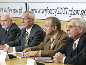 Warszawa, 19.10.2007. Sekretarz Państwowej Komisji Wyborczej Kazimierz Czaplicki (L), przewodniczący Państwowej Komisji Wyborczej Ferdynand Rymarz (2L), zastępca przewodniczącego PKW Jan Kacprzak (2P), członek PKW Włodzimierz Ryms (P) podczas konferencji prasowej przed wyborami, 19 bm. w Warszawie. (ps/cat)PAP/Paweł Supernak ***zdjęcie do depeszy PAP "PKW: kampania była intensywna i emocjonalna"***