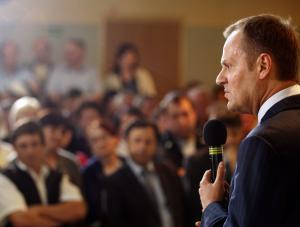 Polacy o Tusku i Kaczyńskim: Bezwzględni i fałszywi