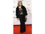 Catherine Deneuve emanuje dystynkcją i dojrzałą kobiecością