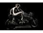 Naga kobieta i Ducati. Autorką zdjęć jest młoda artystka fotografii, Elizabeth Raab - jej specjalnością są kreatywne portrety. Ze zdjęć wykonanych jej ręką biją silne emocje. Fotografie, które możecie obejrzeć w naszej galerii można kupić w większych rozmiarach na stronie Ducati Art.