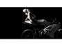 Naga kobieta i Ducati. Autorką zdjęć jest młoda artystka fotografii, Elizabeth Raab - jej specjalnością są kreatywne portrety. Ze zdjęć wykonanych jej ręką biją silne emocje. Fotografie, które możecie obejrzeć w naszej galerii można kupić w większych rozmiarach na stronie Ducati Art.