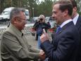 Dimitrij Miedwiediew wita się z Kim Dzong Ilem