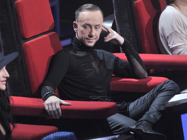 Nergal co chwila naraża się kościołowi katolickiemu: jego najgłośniejszym wyczynem było podarcie Biblii podczas koncertu.