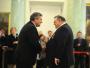 Prezydent Bronisław Komorowski (L) odznacza dziennikarza Wojciecha Manna (P) Krzyżem Kawalerskim Orderu Odrodzenia Polski