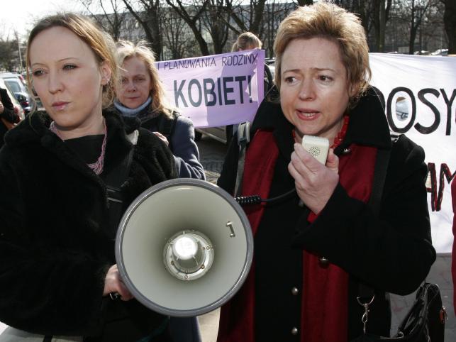 Wanda Nowicka podczas pikiety przed siedzibą Sejmu w 2007 roku