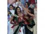 Miss Earth 2011 otrzymuje koronę z rąk poprzedniczki - Nicole Faria z Indii