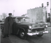 Chevrolet Bel Air z 1955 r. sfotografowany w Warszawie w 1957 roku. Auto ma tablice dyplomatyczne. Przeważnie po kilku latach użytkowania auta z ambasad były sprzedawane osobom prywatnym w drodze przetargu lub przekazywane Motozbytowi