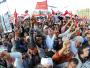 Egipscy, demonstranci z antyrządowymi hasłami i flagą narodowa Egiptu. Kair, Egipt, 25 listopada
