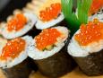 Do przygotowania sushi wykorzystywane są m.in. wodorosty, które zawierają witaminy (C, E i z grupy B) oraz minerały (cynk, fluor, fosfor, żelazo i potas) - usprawniają pracę układu nerwowego. Natomiast ryby (np. łosoś) obfitują w kwasy omega-3, które redukują stres, zaś ryż to spora dawka białka i węglowodanów, które z kolei dają zastrzyk pozytywnej energii.