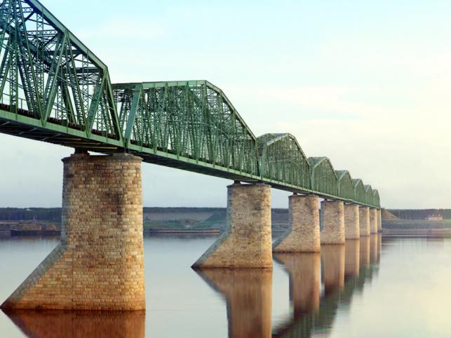 Trasa koleji transsyberyjskiej. Most kolejowy przez Kamę, obok miasta Perm.