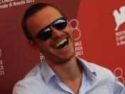 Michael Fassbender uzbrojony we włócznię