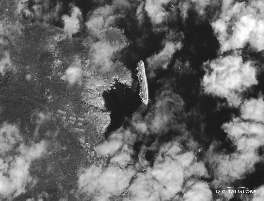 Wrak statku Costa Concordia widziany z satelity