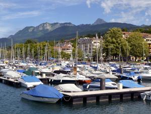 Evian-les-Bains słynie z pięknych widoków, tras narciarskich i cudownej wody