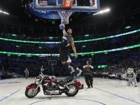 Tak się wkłada piłkę do kosza. Zobacz popisy graczy NBA