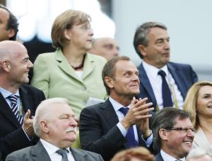 Angela Merkel, Donald Tusk z żoną i Lech Wałęsa na meczu Niemcy-Grecja