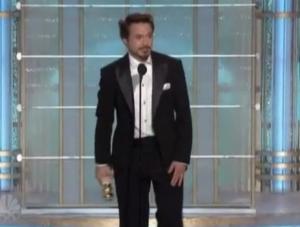 Robert Downey Jr. odbierający statuetkę Złotego Globu 2010 za najlepszą rolę męską w komediimusicalu