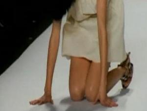 Supermodelka przewróciła się na pokazie