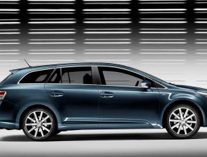 Nowa toyota avensis z każdej strony
