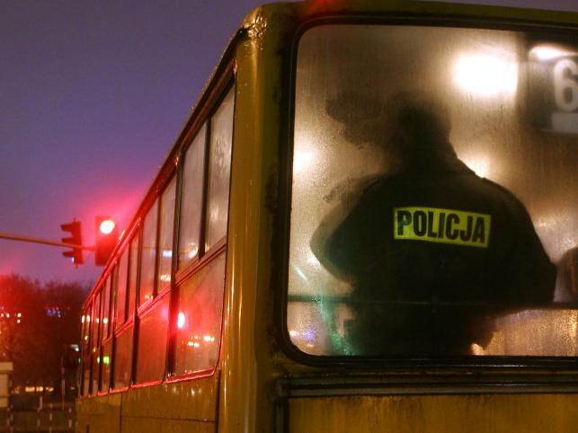 Pasażer pogryzł pasażera w nocnym autobusie