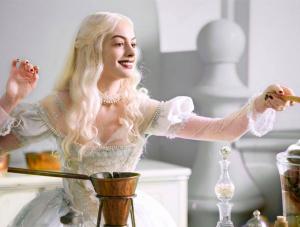 Anne Hathaway jako Biała Królowa w filmie  quot;Alicja w Krainie Czarów quot;