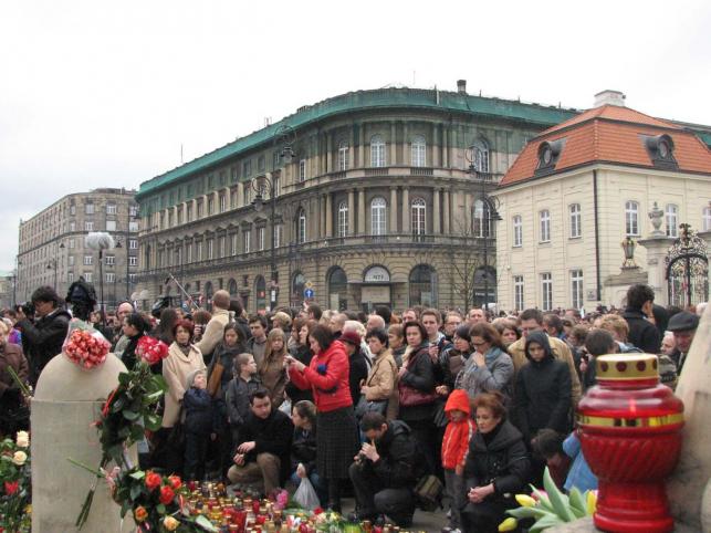 Tłumy ludzi przed Pałacem Prezydenckim