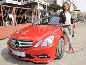 Od niedawna w garażu Ani stoi czerwony mercedes E Cabrio