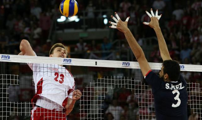  Polish national team player Matthew Bieniek (L) and Iranian Faezi Saman (P) in the World League volleyball match with Iran in Czestochowa 