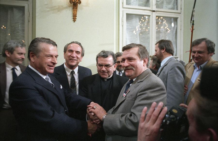 Obrady Okrągłego Stołu w 1989 roku. Osiągnięcie porozumienia i symboliczny uścisk dłoni wicepremiera Czesława Kiszczaka i przewodniczącego Krajowej Komisji Wykonawczej NSZZ Solidarność Lecha Wałęsy