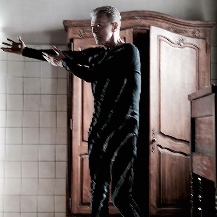 David Bowie w klipie do utworu "Lazarus"