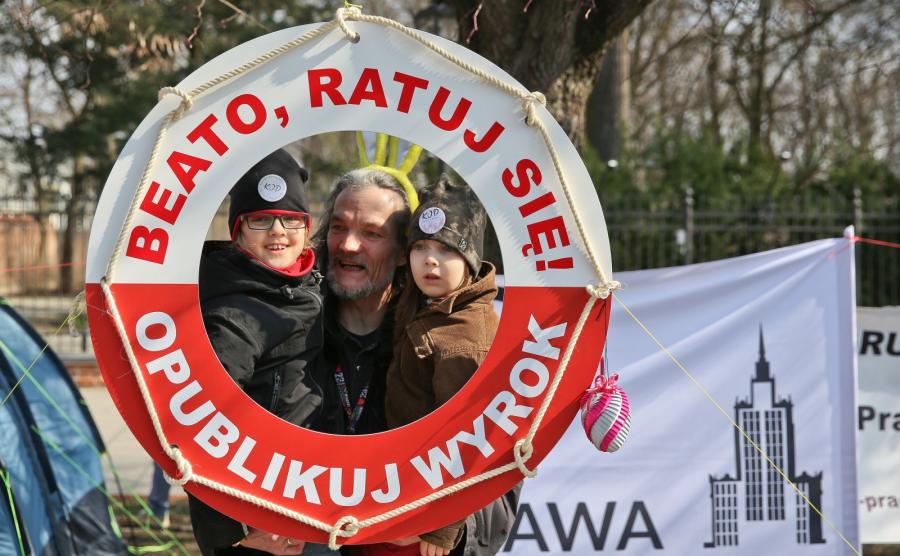 WIELKANOCNA DEMONSTRACJA KOMITETU OBRONY DEMOKRACJI PRZED KANCELARIĄ PREMIERA