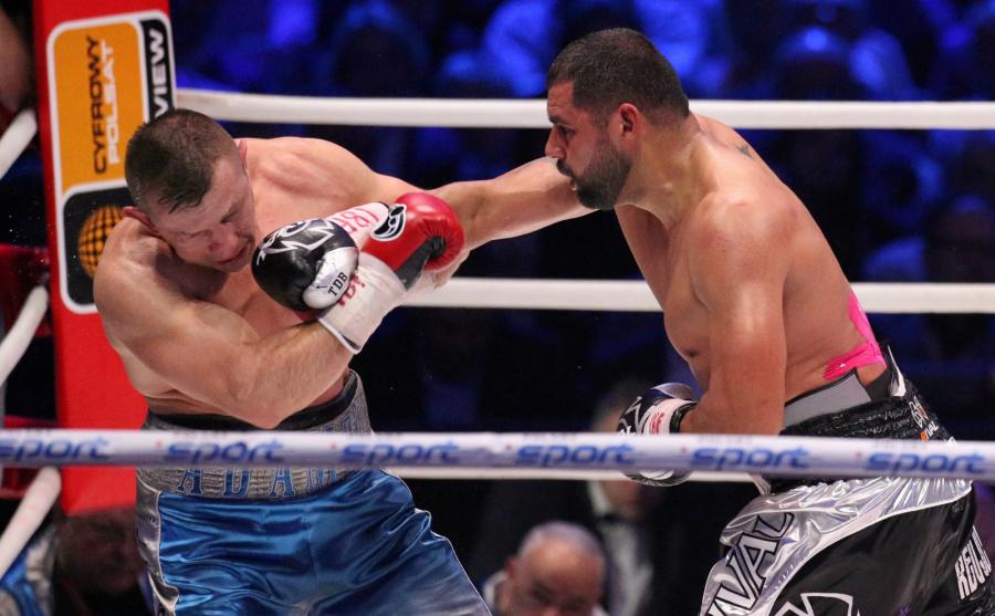 Tomasz Adamek (L) i Amerykanin Eric Molina (P) podczas walki w wadze ciężkiej o pas IBF Inter-Continental, w trakcie gali bokserskiej Polsat Boxing Night