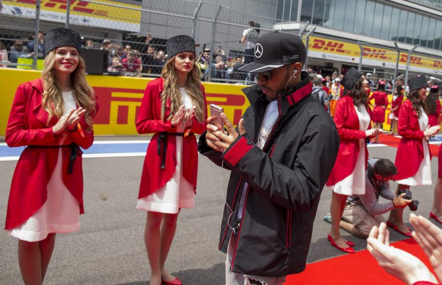 Piękne Rosjanki i Putin dodatkową "atrakcją" Grand Prix Formuły 1 w Soczi.