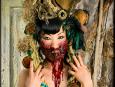 Kalendarz "My zombie pinup", który przedstawia 12 dziewcząt-zombie odwołuje się stylistyką do modnych w latach 50. fotografii ze skąpo ubranymi, uśmiechniętymi dziewczętami , tzw. pin-upów