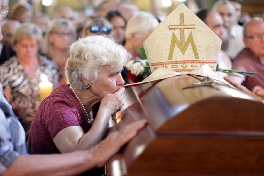 Ludzie zgromadzeni przy trumnie z ciałem kard. Franciszka Macharskiego w bazylice św. Franciszka z Asyżu przy pl. Wszystkich Świętych