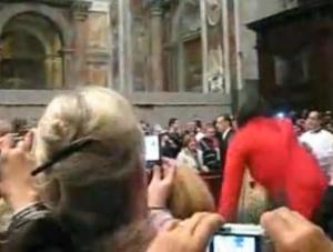 Zobacz, jak kobieta przewróciła papieża